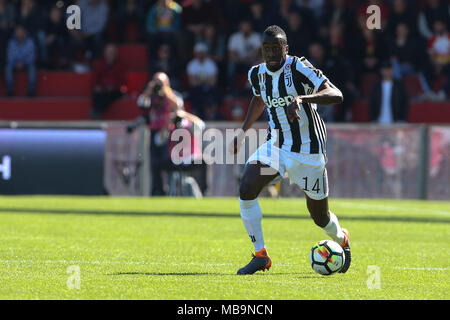 Benevento, Italia. 7 apr, 2018. Blaise Matuidi della Juventus controlla il pallone durante la Serie A TIM match tra Benevento e la Juventus allo Stadio Ciro Vigorito a Benevento, Italia. Credito: Giampiero Sposito/Alamy Live News Foto Stock