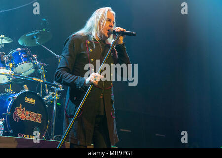 Hammond, Indiana, Stati Uniti d'America. 6 apr, 2018. BIFF BYFORD dei Saxon esegue in concerto presso la sede a ferro di cavallo Casino di Hammond, Indiana Credito: Daniel DeSlover/ZUMA filo/Alamy Live News Foto Stock