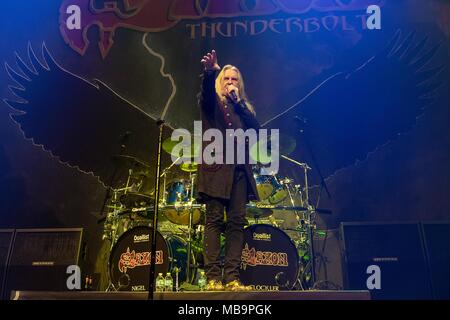 Hammond, Indiana, Stati Uniti d'America. 6 apr, 2018. BIFF BYFORD dei Saxon esegue in concerto presso la sede a ferro di cavallo Casino di Hammond, Indiana Credito: Daniel DeSlover/ZUMA filo/Alamy Live News Foto Stock