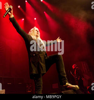 Hammond, Indiana, Stati Uniti d'America. 6 apr, 2018. BIFF BYFORD dei Saxon esegue in concerto presso la sede a ferro di cavallo Casino di Hammond, Indiana Credito: Daniel DeSlover/ZUMA filo/Alamy Live News Foto Stock