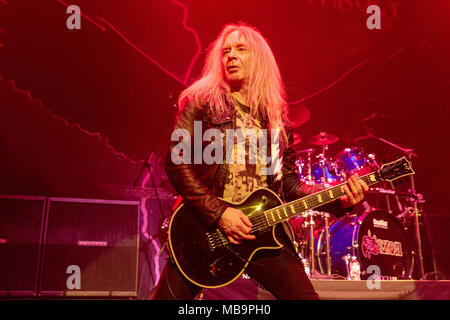 Hammond, Indiana, Stati Uniti d'America. 6 apr, 2018. DOUG SCARRATT di Saxon esegue in concerto presso la sede a ferro di cavallo Casino di Hammond, Indiana Credito: Daniel DeSlover/ZUMA filo/Alamy Live News Foto Stock