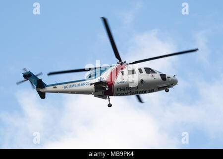 Richmond, British Columbia, Canada. Mar 4, 2018. Un Sikorsky S-76C elicottero (C-GHHJ) configurato per Air Ambulance emergenza medica missioni atterra all'Aeroporto Internazionale di Vancouver. L'elicottero bimotore è di proprietà e gestito da Helijet International Inc. e volato sotto contratto con British Columbia, Canada's BC di emergenza Servizi Sanitari Credit: Bayne Stanley/ZUMA filo/Alamy Live News Foto Stock