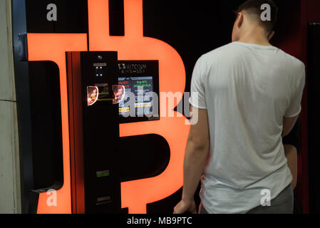 Cracovia in Polonia. 8 apr, 2018. Un Ambasciata Bitcoin ATM visto presso la stazione dei treni di Cracovia.Bitcoin è attualmente il più popolare cryptocurrency in circolazione. Credito: Omar Marques/SOPA Immagini/ZUMA filo/Alamy Live News Foto Stock