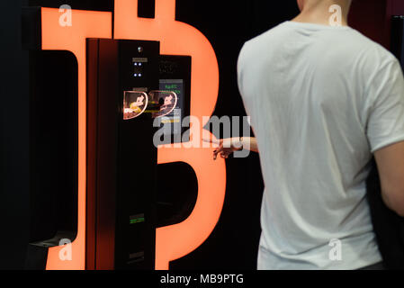 Cracovia in Polonia. 8 apr, 2018. Un Ambasciata Bitcoin ATM visto presso la stazione dei treni di Cracovia.Bitcoin è attualmente il più popolare cryptocurrency in circolazione. Credito: Omar Marques/SOPA Immagini/ZUMA filo/Alamy Live News Foto Stock