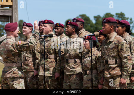 Pinehurst, North Carolina, Stati Uniti d'America. 8 apr, 2018. 8 aprile 2018 - Pinehurst, N.C., STATI UNITI D'AMERICA - L'ottantaduesima Airborne Division tutti Americani Chorus esegue durante la cerimonia di apertura presso la sessantanovesima annuale di primavera cablaggio Matinee gare sponsorizzato dalla Pinehurst Guidare & Training Club, al Pinehurst via cavo, Pinehurst, N.C. Il cablaggio Pinehurst è una pista da 111 acri struttura equestre che è stato un centro di allenamento invernale per il trottatore cavalli sin dal 1915. Questo anno di gare commemorare il 103 anniversario della pista. Credito: Timothy L. Hale/ZUMA filo/Alamy Live News Foto Stock