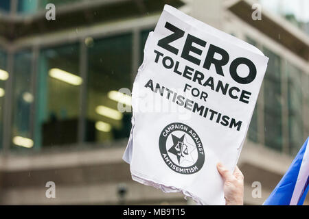 Londra, Regno Unito. 8 aprile 2018. Ebrei e non ebrei partecipano a una manifestazione organizzata dalla campagna contro l’antisemitismo al di fuori della sede centrale del Partito Laburista per esercitare pressioni sulla sua leadership per dimostrare un approccio “tolleranza zero” all’antisemitismo. Crediti: Mark Kerrison/Alamy Live News Foto Stock