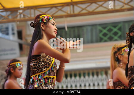 Phnom Penh Cambogia. 8 Aprile, 2018. Cambogia Khmer festeggia il nuovo anno con balli tradizionali, Phnom Penh, Cambogia, Credito: Kraig Lieb / Alamy Live News Foto Stock