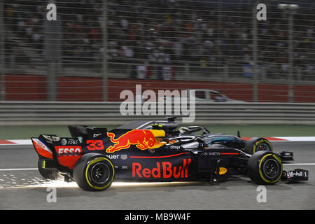 Sakhir, Bahrain. 08 apr, 2018. Motorsports: FIA Formula One World Championship 2018, il Gran Premio del Bahrain,#33 Max Verstappen (NDL, Red Bull Racing), | Utilizzo di credito in tutto il mondo: dpa/Alamy Live News Foto Stock