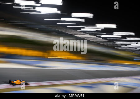 Sakhir, Bahrain. 08 apr, 2018. Fernando Alonso (spa), la McLaren Renault MCL33, azione durante 2018 Formula 1 Campionato del Mondo FIA, Bahrain Grand Prix, | Utilizzo di credito in tutto il mondo: dpa/Alamy Live News Foto Stock