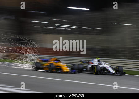 Sakhir, Bahrain. 08 apr, 2018. Sergey Sirotkin (Rus), Williams F1 Mercedes FW41, Fernando Alonso (spa), la McLaren Renault MCL33, azione durante 2018 Formula 1 Campionato del Mondo FIA, Bahrain Grand Prix, | Utilizzo di credito in tutto il mondo: dpa/Alamy Live News Foto Stock