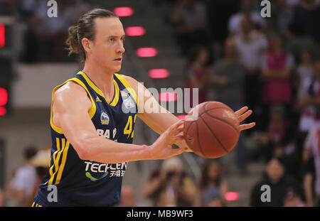 Bonn, Germania. 8 apr, 2018. La pallacanestro Bundesliga, BBL, cesti di Telekom Bonn vs. Alba Berlino: Dennis Clifford (Berlino) controlla la sfera. Credito: Juergen schwarz/Alamy Live News Foto Stock