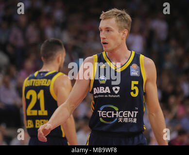 Bonn, Germania. 8 apr, 2018. La pallacanestro Bundesliga, BBL, cesti di Telekom Bonn vs. Alba Berlino: Niels Giffey (Berlino). Credito: Juergen schwarz/Alamy Live News Foto Stock