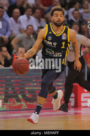 Bonn, Germania. 8 apr, 2018. La pallacanestro Bundesliga, BBL, cesti di Telekom Bonn vs. Alba Berlino: Joshiko Saibou (Berlino) in azione. Credito: Juergen schwarz/Alamy Live News Foto Stock