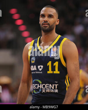 Bonn, Germania. 8 apr, 2018. La pallacanestro Bundesliga, BBL, cesti di Telekom Bonn vs. Alba Berlino: Joshiko Saibou (Berlino). Credito: Juergen schwarz/Alamy Live News Foto Stock