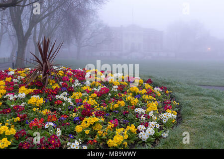 Warrington, Cheshire, Regno Unito. Il 9 aprile 2018. Warrington, Cheshire, Inghilterra, Regno Unito si svegliò in una mattinata nebbiosa il 9 aprile 2018 Credit: John Hopkins/Alamy Live News Foto Stock