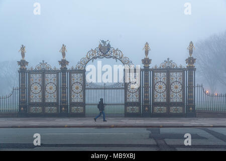 Warrington, Cheshire, Regno Unito. Il 9 aprile 2018. Warrington, Cheshire, Inghilterra, Regno Unito si svegliò in una mattinata nebbiosa il 9 aprile 2018 Credit: John Hopkins/Alamy Live News Foto Stock