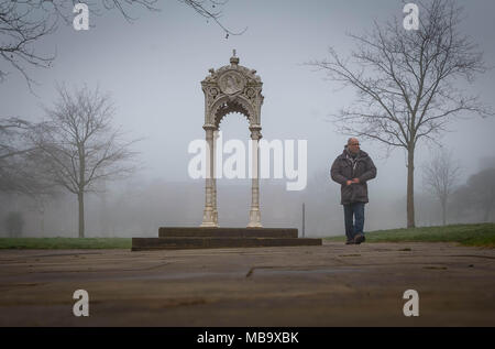 Warrington, Cheshire, Regno Unito. Il 9 aprile 2018. Warrington, Cheshire, Inghilterra, Regno Unito si svegliò in una mattinata nebbiosa il 9 aprile 2018 Credit: John Hopkins/Alamy Live News Foto Stock