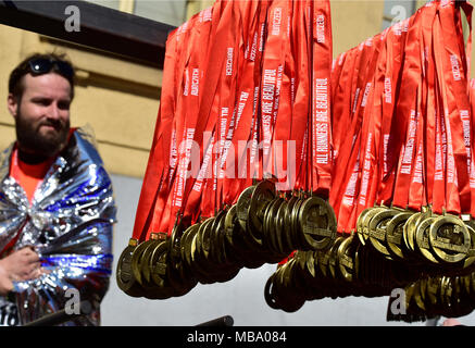 Praga, Repubblica Ceca. 07 apr, 2018. Le medaglie per i corridori della Praga mezza maratona a Praga, nella Repubblica ceca in data 7 aprile 2018. Credito: Roman Vondrous/CTK foto/Alamy Live News Foto Stock