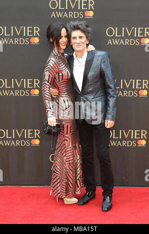 Londra REGNO UNITO. 8 Aprile, 2018. Sally legno, Ronnie Wood, Olivier Awards, la Royal Albert Hall di Londra, UK, 08 aprile 2018, Foto di Richard Goldschmidt Credito: ricca di oro/Alamy Live News Foto Stock