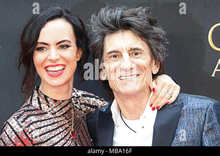 Londra REGNO UNITO. 8 Aprile, 2018. Sally legno, Ronnie Wood, Olivier Awards, la Royal Albert Hall di Londra, UK, 08 aprile 2018, Foto di Richard Goldschmidt Credito: ricca di oro/Alamy Live News Foto Stock