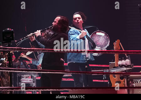 Manchester, Regno Unito. 8 apr, 2018. Canadian indie rock band Arcade Fire live a Manchester Arena come parte del loro contenuto infinito tour, Credito: Andy Von Pip/ZUMA filo/Alamy Live News Foto Stock