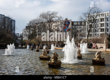 04 aprile 2018, Berlin: getti d'acqua in aria a Märchenbrunnen (lit. Fontana delle Fiabe") nel parco Volkspark nel quartiere di Friedrichshain. Foto: Jens Kalaene/dpa-Zentralbild/dpa Foto Stock