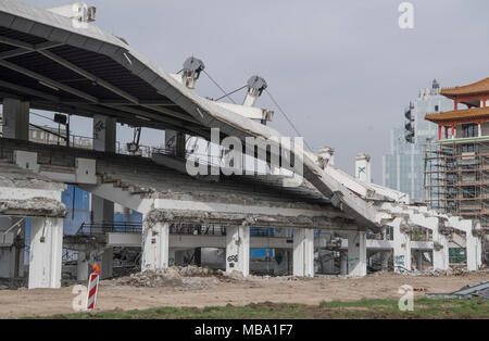 09 aprile 2018, Germania, Frankfurt/Main: escavatori demolire il sorge lungo una ex pista per fare la strada per un nuovo progetto di costruzione del tedesco Footbsll League (DFB). Foto: Boris Roessler/dpa Foto Stock