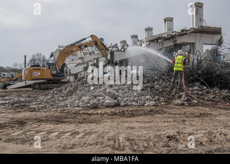 09 aprile 2018, Germania, Frankfurt/Main: escavatori demolire il sorge lungo una ex pista per fare la strada per un nuovo progetto di costruzione del tedesco Footbsll League (DFB). Foto: Boris Roessler/dpa Foto Stock