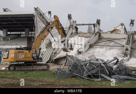 09 aprile 2018, Germania, Frankfurt/Main: escavatori demolire il sorge lungo una ex pista per fare la strada per un nuovo progetto di costruzione del tedesco Footbsll League (DFB). Foto: Boris Roessler/dpa Foto Stock