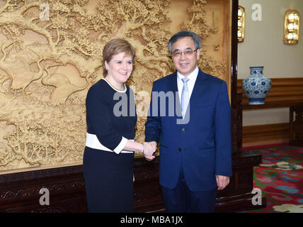 Pechino, Cina. 9 apr, 2018. Chinese Vice premier Hu Chunhua (R) soddisfa con Scottish Primo Ministro Nicola Storione a Pechino Capitale della Cina, Aprile 9, 2018. Credito: Gao Jie/Xinhua/Alamy Live News Foto Stock