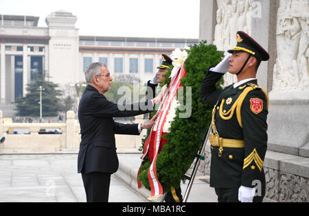 Pechino, Cina. 9 apr, 2018. Il Presidente austriaco Alexander Van der Bellen stabilisce una corona al Monumento al popolo gli eroi a Piazza Tian'anmen a Pechino Capitale della Cina, Aprile 9, 2018. Credito: Zhang Ling/Xinhua/Alamy Live News Foto Stock