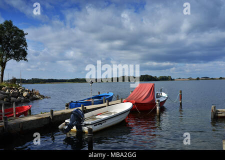 Maasholm, Germania. Il 27 settembre, 2014. Imbarcazioni al molo in Maasholm in corrispondenza della bocca dell'Schlei. Il Schlei è stata formata durante l'Ice Age 115.000 anni fa e fu colonizzata dai vichinghi. Oggi il mare ingresso è considerato uno dei tre più belli paesaggi di mare in Germania. | Utilizzo di credito in tutto il mondo: dpa/Alamy Live News Foto Stock