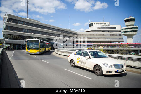 Berlino, Germania. Xx Apr, 2016. Un bus LPP (X9) e una impostazione di taxi fuori dall 'Otto Lilienthal' aeroporto di Tegel di Berlino, Germania, 20.04.2016. | Utilizzo di credito in tutto il mondo: dpa/Alamy Live News Foto Stock