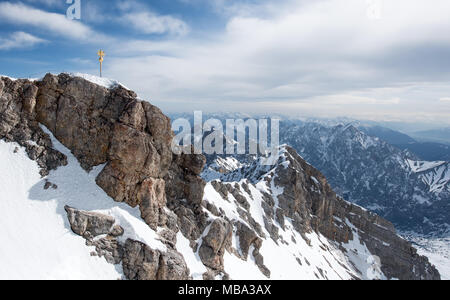 Garmisch Partenkirchen, Germania. 02Apr, 2017. Il sole splende sopra il vertice di croce sulla montagna Zugspitze a Garmisch-Partenkirchen, in Germania, 02.04.2017. | Utilizzo di credito in tutto il mondo: dpa/Alamy Live News Foto Stock