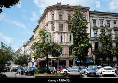 Berlino, Germania. 14 Luglio, 2017. Edifici residenziali e di automobili su un angolo della Mehringdamm e Hagelberger Strasse, raffigurato su 14.07.2017 a Berlino Kreuzberg, Germania. Credito: Jens Kalaene/dpa-Zentralbild/ZB | in tutto il mondo di utilizzo/dpa/Alamy Live News Foto Stock