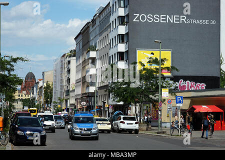 Berlino, Germania. 14 Luglio, 2017. Parcheggio auto e pedoni, su 14.07.2017 a Berlino su Zossener Straße a Kreuzberg. Zossener Straße nella zona Bergmannkiez di Kreuzberger è impostata in modo da essere pedonale. Credito: Jens Kalaene/dpa-Zentralbild/ZB | in tutto il mondo di utilizzo/dpa/Alamy Live News Foto Stock