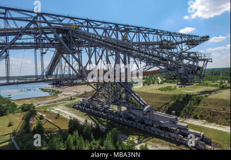 L'enorme sovraccaricare ponte di trasporto F60 vicino Lichterfeld, Germania, il 18.07.2017 (fotografia aerea prese utilizzando un drone). La F60 è 502 metri di lunghezza e 70 metri di altezza, il che lo rende uno dei più grandi del mondo degli impianti tecnici. È stato soprannominato il "liegender Eiffelturm' (lit. giacenti Torre Eiffel). Esso è stato parte della miniera di Visitatori da maggio 2002. Fino al 1992, il carbone è stata minata in poi- miniera a cielo aperto Klettwitz-Nord. Dopo la miniera chiusa, la decisione è stata presa per preservare il ponte e aprire la miniera al pubblico. Nel 2016 vi erano circa 75.000 visitatori provenienti da tutto il mondo. P Foto Stock