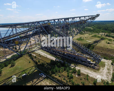 L'enorme sovraccaricare ponte di trasporto F60 vicino Lichterfeld, Germania, il 18.07.2017 (fotografia aerea prese utilizzando un drone). La F60 è 502 metri di lunghezza e 70 metri di altezza, il che lo rende uno dei più grandi del mondo degli impianti tecnici. È stato soprannominato il "liegender Eiffelturm' (lit. giacenti Torre Eiffel). Esso è stato parte della miniera di Visitatori da maggio 2002. Fino al 1992, il carbone è stata minata in poi- miniera a cielo aperto Klettwitz-Nord. Dopo la miniera chiusa, la decisione è stata presa per preservare il ponte e aprire la miniera al pubblico. Nel 2016 vi erano circa 75.000 visitatori provenienti da tutto il mondo. P Foto Stock