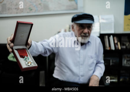 Gerusalemme, Israele. Il 9 aprile 2018. WALTER BINGHAM, 94, presenta con orgoglio il francese della Legione d'onore conferito su di lui nel febbraio 2017 in aggiunta ai militari britannici medaglia al valore nel campo . Davanti a Israele la Shoah dei martiri ed eroi' giorno del ricordo di Bingham parla delle sue esperienze di guerra. Nato Wolfgang Billig, destinatario del Guinness World Record per la più vecchia radio talk show host di Bingham è nato e cresciuto in Germania come i nazisti erano in aumento di potenza. Credito: Nir Alon/Alamy Live News Foto Stock