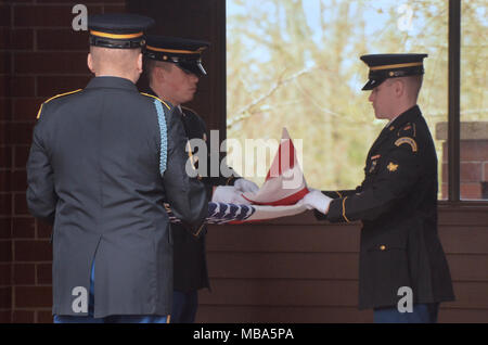 Oregon Esercito Nazionale soldati di guardia eseguire a tre stati di bandiera durante la piegatura di un funerale militare a Willamette Cimitero Nazionale, Portland, Ore., Febbraio 9, 2018. (U.S. Air National Guard Foto Stock