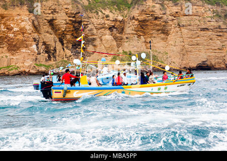 Puerto Lopez, Ecuador - 31 Luglio 2015: i pescatori della Comunità di Puerto Lopez lasciare loro imbarcazioni disposte con nastri e palloncini per calzature Foto Stock