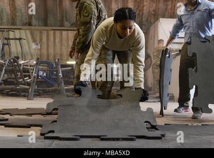 Senior Airman Astrid Hernandez, 455th forza expeditionary squadrone di supporto funzionario contraente rappresentante, stabilisce pavimentazione in Guerriero Centro Fitness Febbraio 10, 2018 a Bagram Airfield, Afghanistan. Hernandez è incaricato di esaminare i centri fitness, morale, il benessere degli animali e le strutture per il tempo libero e l'alloggio. Essa aiuta a migliorare i servizi e controlla che i fornitori sono in grado di soddisfare gli standard e le linee guida seguenti. (U.S. Air Force foto/Staff Sgt. La divina Cox) Foto Stock