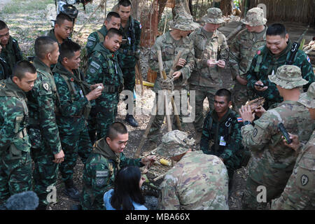 Royal Thai soldati dell esercito condividono una varietà di cibo con gli Stati Uniti I soldati dell esercito dalla società Delta, 1° Battaglione, XXI Reggimento di Fanteria, seconda della brigata di fanteria combattere la squadra, XXV divisione di fanteria durante la formazione della giungla, febbraio 12, 2018 a Camp amicizia in Korat, Regno di Thailandia. I soldati dalla Società Delta di indossare l'esercito della nuova giungla sperimentale uniforme. Esercizio Cobra Oro 18 cerca di aumentare la cooperazione, l'interoperabilità e la collaborazione tra le nazioni partner, e dimostrano l'impegno del Regno di Tailandia e gli Stati Uniti' lunga alleanza. Cobra Gold 20 Foto Stock