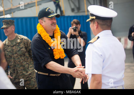 Stati Uniti Navy Capt. Larry McCullen, comandante della Amphibious Assault nave USS Bonhomme Richard (LHD 6), scuote le mani con un membro della Marina Militare tailandese dopo l'arrivo al Porto di Laem Chabang International Terminal, Thailandia, 11 febbraio, 2018. Mentre nel porto, il Bonhomme Richard sarà possibile imbarcarsi U.S. Marine e del personale della marina militare, i veicoli e le attrezzature prima di navigare lungo il Royal Thai Navy e Repubblica di Corea navi come parte di esercizio Cobra oro 18, un esercizio annuale condotta nel Regno di Thailandia detenute da Feb. 13-23 con sette nazioni partecipanti. (U.S. Marine Corps Foto Stock