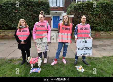 È sotto embargo per 0001 Martedì 10 aprile Pro-scelta dimostranti si riuniscono al di fuori di Marie Stopes clinica su vanga Lane, davanti a un voto da Ealing consiglio su se implementare una zona sicura al di fuori del west London aborto clinica per proteggere le donne da lasciarsi intimidire. Foto Stock