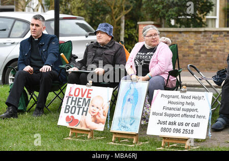 È sotto embargo per 0001 Martedì 10 aprile Pro-vita dimostranti fuori di Marie Stopes clinica su vanga Lane, davanti a un voto da Ealing consiglio su se implementare una zona sicura al di fuori del west London aborto clinica per proteggere le donne da lasciarsi intimidire. Foto Stock