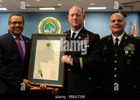 McKinley Prezzo, Newport News, Va. sindaco, presenta U.S. Esercito Col. Ralph L. Clayton III, 733rd il sostegno delle missioni Comandante di Gruppo, e DEGLI STATI UNITI Comando Esercito Sgt. Il Mag. Eric J. Vidal, 733rd comando MSG sergente maggiore, con una città la risoluzione del Consiglio del riconoscimento a Newport News City camere di consiglio in Newport News, Feb 13, 2018. La risoluzione è stata data a JBLE in onore di Fort Eustis' 100 anni di servizio dedicato alla comunità e ai cittadini di Newport News. (U.S. Air Force Foto Stock