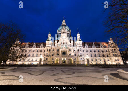 Hannover, Germania. Vista notturna del Nuovo Municipio (Neues Rathaus), un magnifico castello-come il municipio di epoca di Wilhelm II in stile eclettico Foto Stock