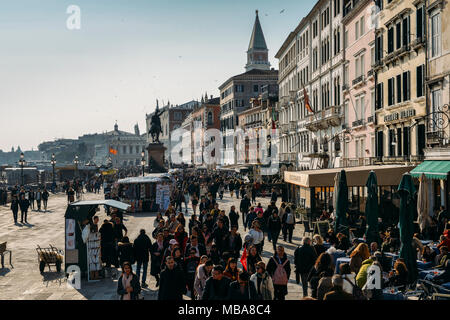 Passeggiata sulla Riva degli Schiavoni a Venezia Foto Stock