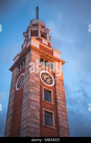 La Torre dell'orologio di Hong Kong in serata. Questo punto di riferimento è situato sulla riva meridionale del quartiere di Tsim Sha Tsui, Kowloon Foto Stock